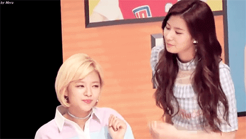 사나 뽀뽀 피하는 정연.gif | 인스티즈