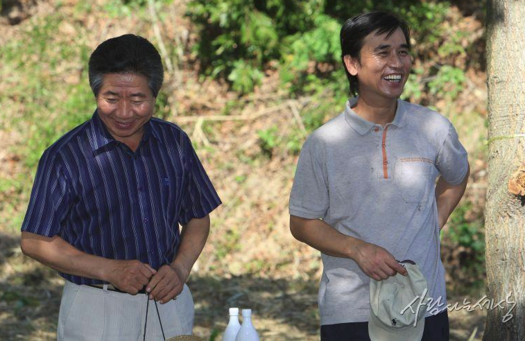 자신과 가까운 동반자 2명이 모두 안타깝게 생을 마감한 유시민 작가 | 인스티즈