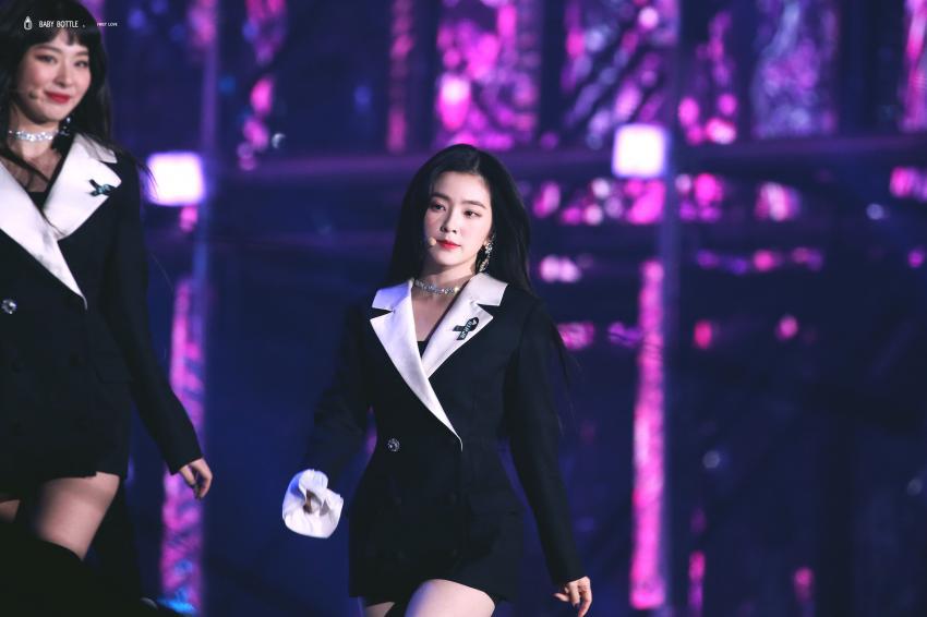 시상식에서 미모 폭격하고 다니는 아이린.jpg | 인스티즈