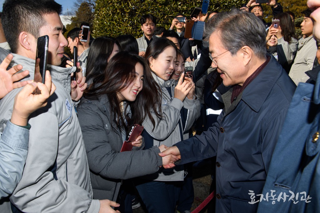 청와대에 올라온 문재인 대통령 사진 (덕후가 계를 탔어요!) | 인스티즈