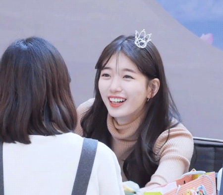 우는팬 달래주는 수지.gif | 인스티즈