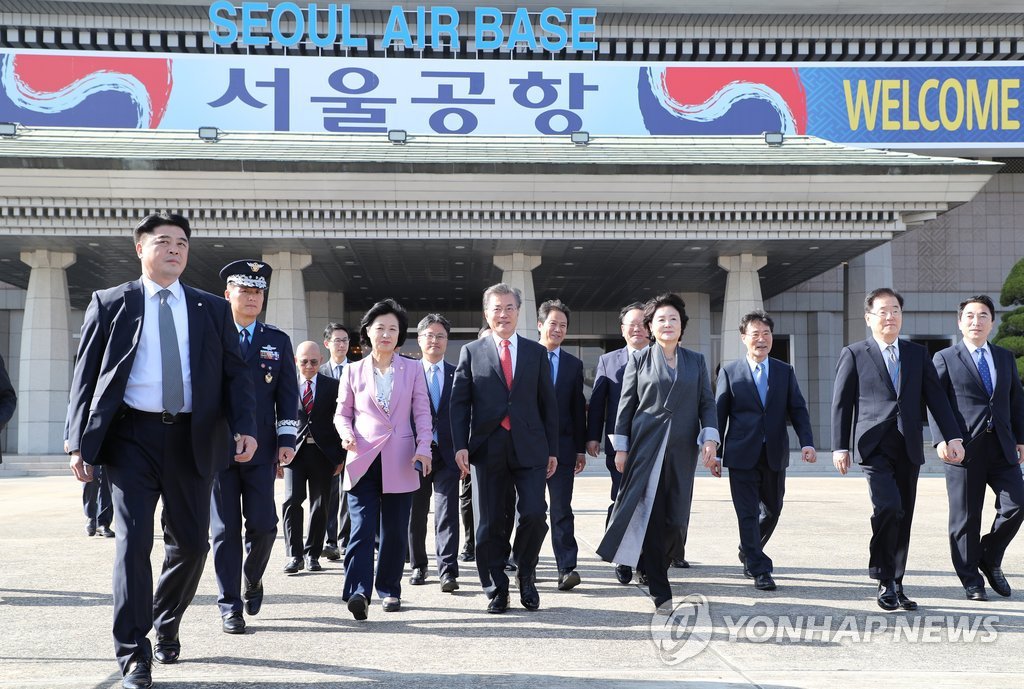 인도네시아로 출국한 문재인 대통령과 김정숙 여사 | 인스티즈