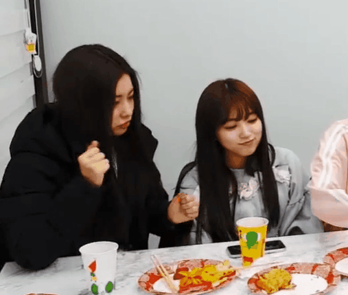 아이즈원) 먹방 강혜원-나코 엄마와 딸 캐미.gif | 인스티즈