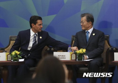 문재인 대통령과 찰싹 붙어 다니는 멕시코 대통령 | 인스티즈