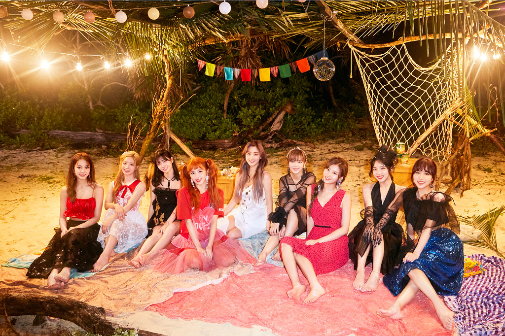 가온 차트 업데이트 후 역대 걸그룹 음반 판매 2위에 오른 트와이스 | 인스티즈
