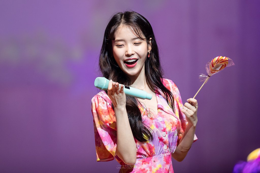 손키스 날리는 아이유.jpg | 인스티즈