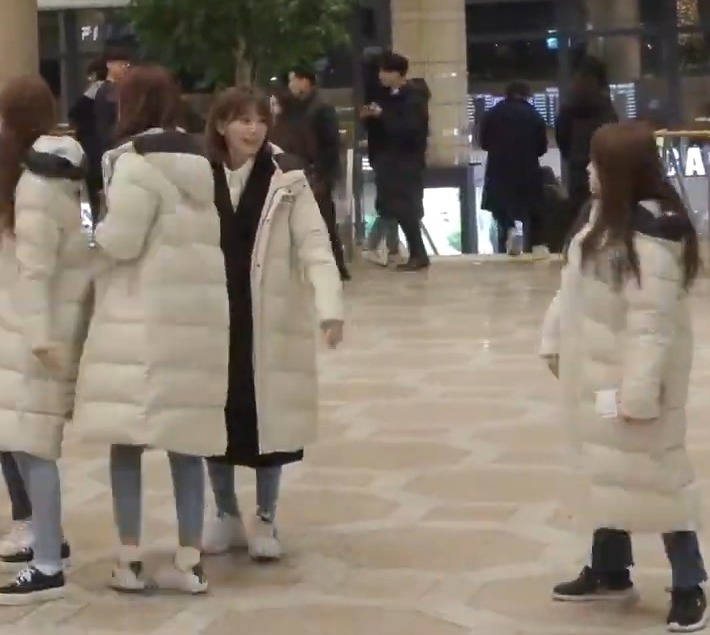 길에서 엄마 손 놓친 나코.gif | 인스티즈