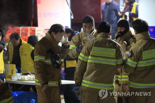 제천 화재현장 속 최선을 다하시는 소방관분들.jpg | 인스티즈