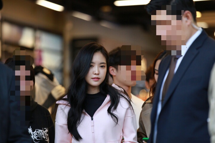 아디다스 매장 방문한 손나은.jpg | 인스티즈