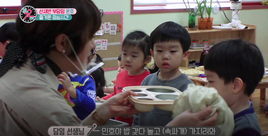 유치원에 온지 3일밖에 안되서 애착 물건 가지고 다니는 꼬마 애기.JPG | 인스티즈