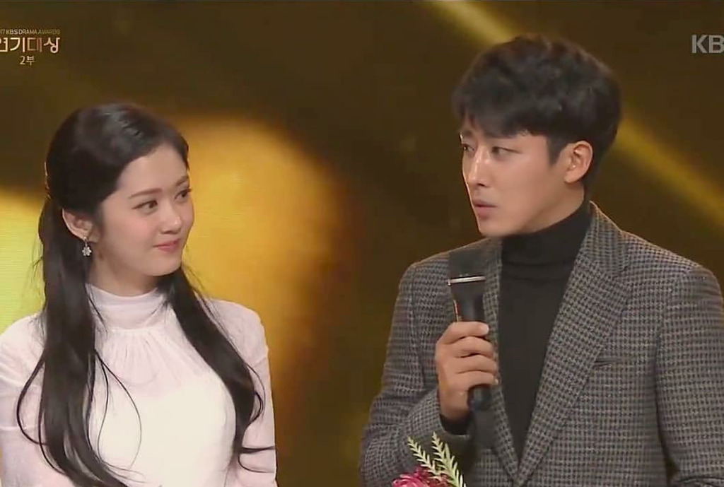 KBS시상식) 장나라를 현실남편 눈빛으로 쳐다보는 손호준.JPG | 인스티즈