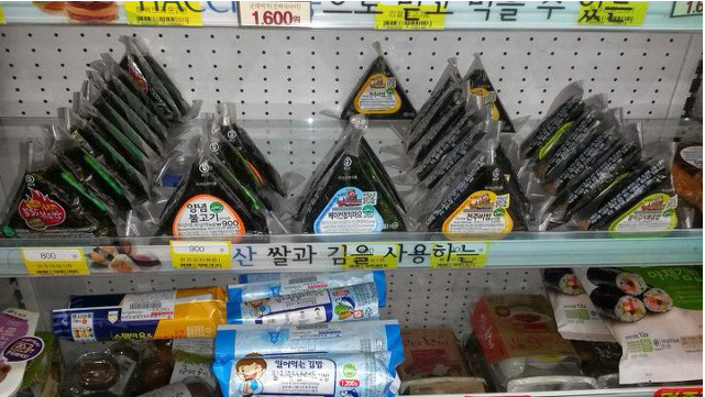 삼각김밥 먹을때 전자레인지 데워서 먹는다 vs 그냥 먹는다 | 인스티즈